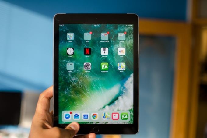 recenzja Apple iPad 2018 z przodu w dłoni