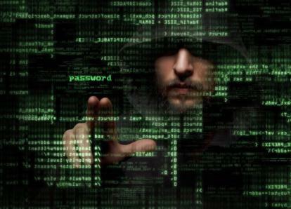 Uma representação de um hacker atrás de uma tela de código.