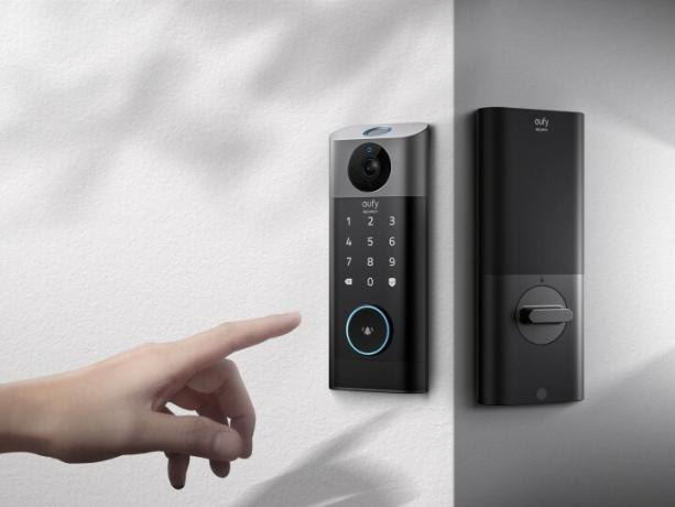 eufy от Anker Security Video Smart Lock, установленный на углу.