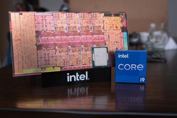 Коробка Intel Core i9-12900K.
