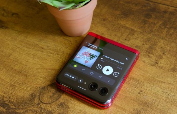 Motorola Razr Plus のカバー画面で実行されている Pocket Casts アプリ。