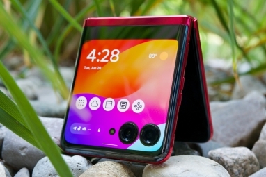 El Motorola Razr Plus, medio plegado con la pantalla de la cubierta puesta.