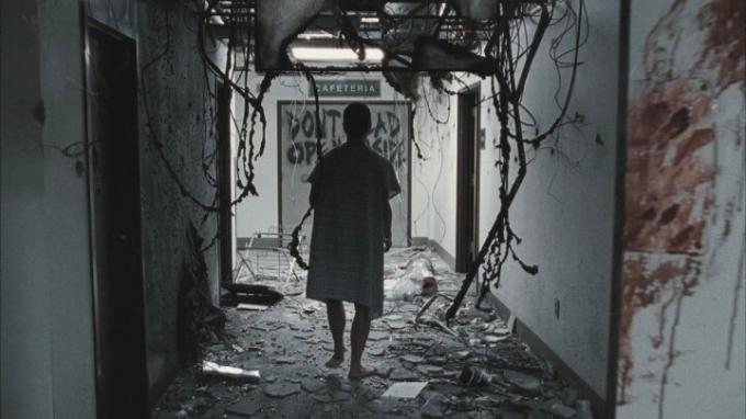 Muž kráča po nemocničnej chodbe vo filme The Walking Dead.
