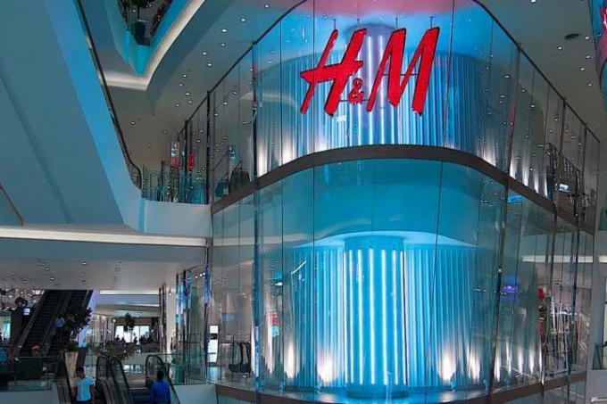 Μέσα σε εμπορικό κέντρο λιανικής με το κατάστημα H&M να φαίνεται σε περίοπτη θέση.