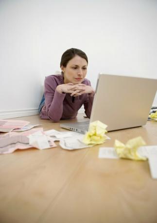 Frustreret kvinde med bærbar computer