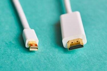 Крупен план на кабелите за HDMI и порт за мини дисплей.