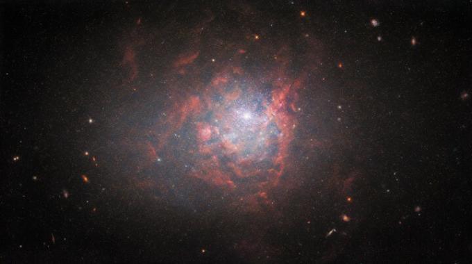 Hubble znovu navštěvuje nepravidelnou trpasličí galaxii plnou mladých hvězd