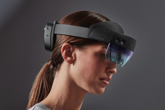 Slušalke Microsoft HoloLens 2 na ženski glavi.