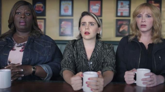 Tres personajes femeninos principales de Good Girls en Hulu sentados con tazas de café, con aspecto aterrorizado.