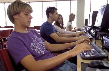 Student pracuje v počítačové učebně