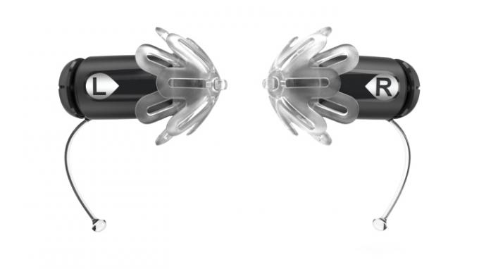 Les aides auditives Eargo 6 avec des embouts à pétales ouverts installés sur un fond blanc.