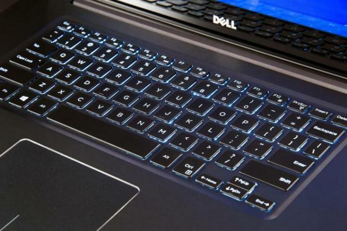 Um teclado Dell Inspiron 15 7000 2015 retroiluminado.