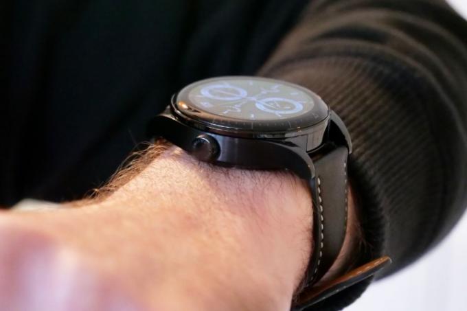 Huawei Watch Buds på en persons håndled.