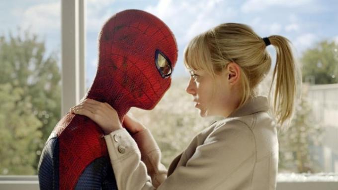 Andrew Garfield a Emma Stone ve filmu The Amazing Spider-Man.