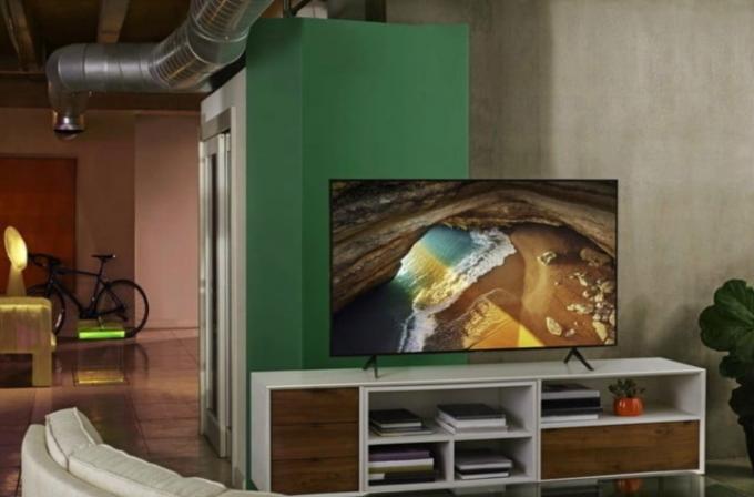 Samsung Q70A 4K TV på en mediakonsol i en modern bostad i loftstil.