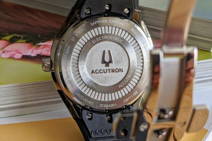 Accutron DNA의 케이스백