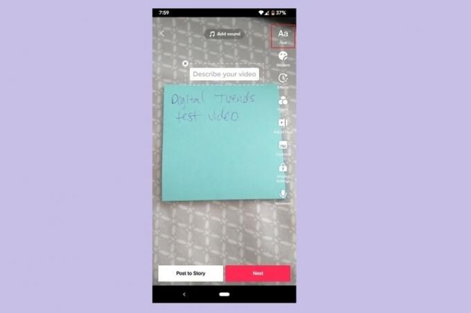 टिकटॉक मोबाइल ऐप पर टेक्स्ट जोड़ें विकल्प का चयन करना।