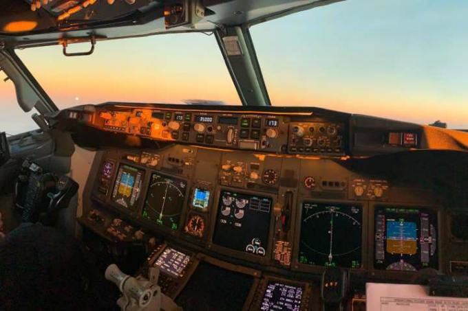 Ein Flugzeugcockpit mit digitalen Instrumententafeln.