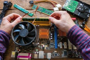 homem consertando hardware de computador
