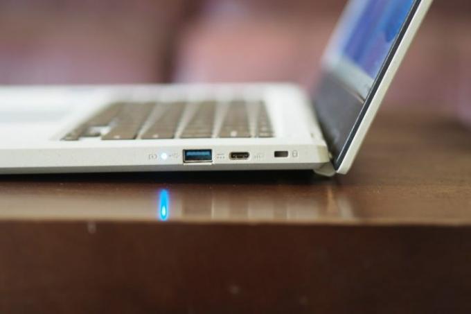 Vista lateral de Acer Chromebook Vero 514 que muestra los puertos y la pantalla.