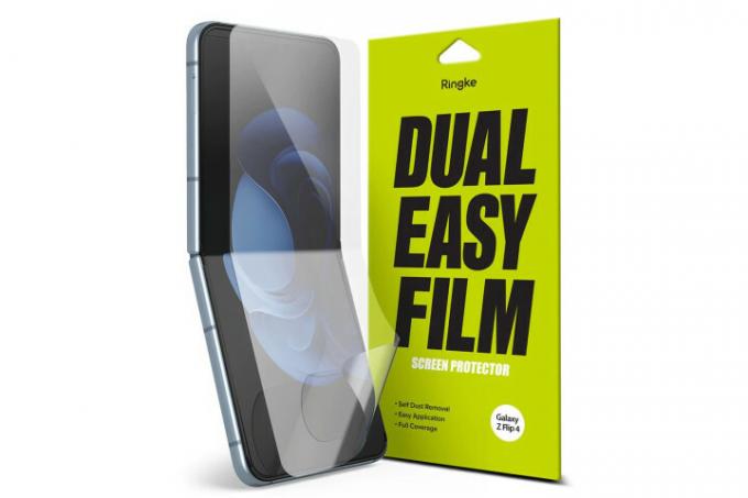 Ringke Dual Easy Film Protector sur l'écran du Samsung Galaxy Flip 4, avec l'emballage de vente au détail à côté.