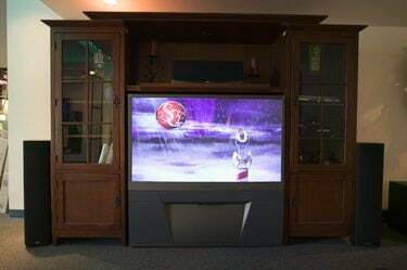 Sala de televisión con televisor de pantalla ancha en estantería