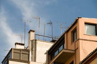 Димњаци и антене на крову зграде у Шпанији