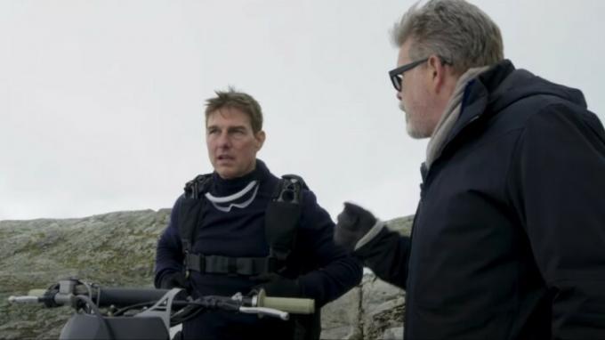 トム・クルーズは『ミッション：インポッシブル／推測航法パート１』の撮影現場でクリストファー・マッカリーと話している。」