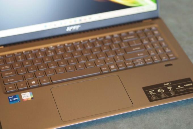 Το πληκτρολόγιο και το trackpad του Acer Swift 3 16.