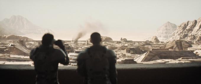 Personages uit Dune kijken uit over het landschap van Arrakis.