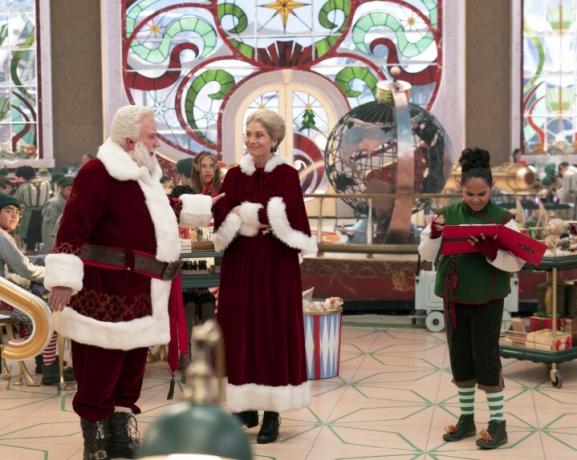 Tim allen és Elizabeth Mitchell a Mikulás és Mrs. Claus áll a játékgyárban a Mikulások egyik jelenetében.