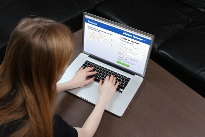 Facebook falešné zprávy novinové reklamy žena pomocí