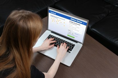 facebook poslovi kartica žena koja koristi