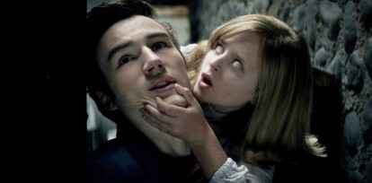 Opętana dziewczyna chwyta mężczyznę w Ouija: Origin of Evil.