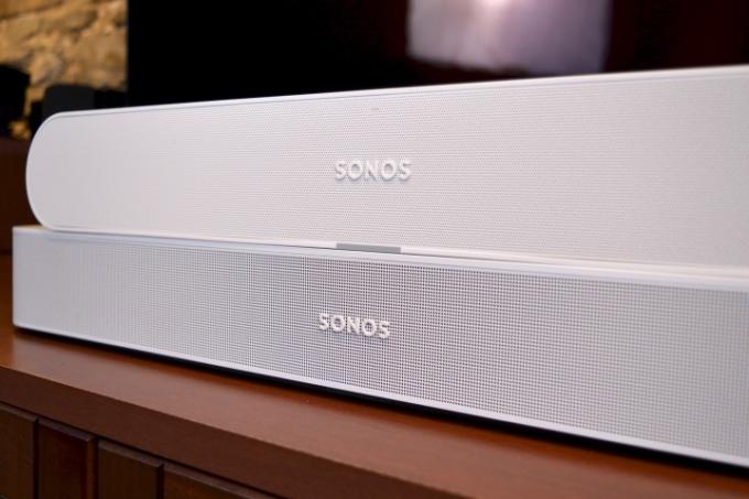 Sonos Ray terlihat ditumpuk di atas Sonos Beam Gen 2.