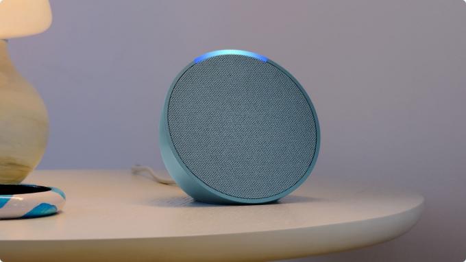 En blå Echo Pop sidder på et bord.