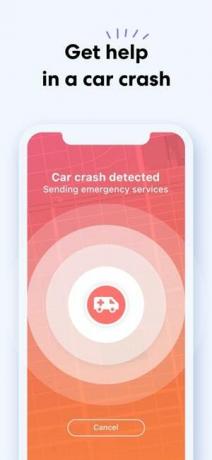 赤い円の上に救急車の写真が表示され、「自動車事故が検出されました。緊急サービスを送信しています」というテキストが表示されている Life360 アプリのスクリーンショット
