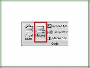 Klik op de knop Macro's om het dialoogvenster Macro weer te geven waaruit u de macro kunt selecteren die u wilt kopiëren.