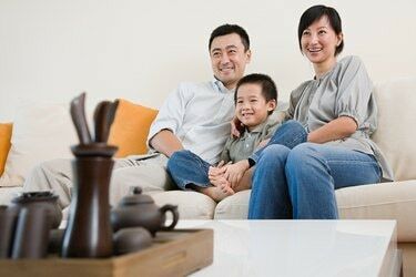 Famiglia che guarda la tv