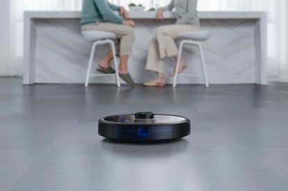 Eufy RoboVac X8 robotu putekļsūcējs uz pelēkas grīdas.