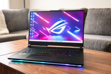 Asus ROG Strix Scar 17 seduto su un tavolo.