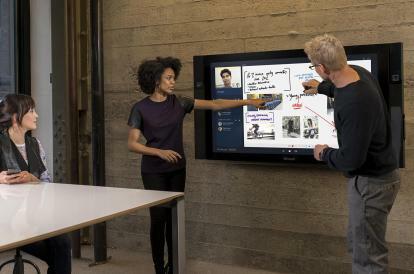 Windows Surface Hub ล่าช้า 2016 Microsoft 4284 ครอบตัด