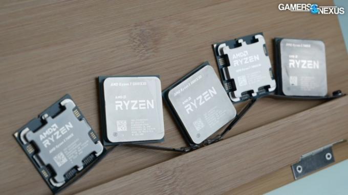 Několik čipů Ryzen vedle sebe, včetně 5 5600X3D.