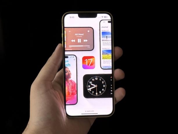 iPhone 디스플레이에서 iOS 17 미리보기.