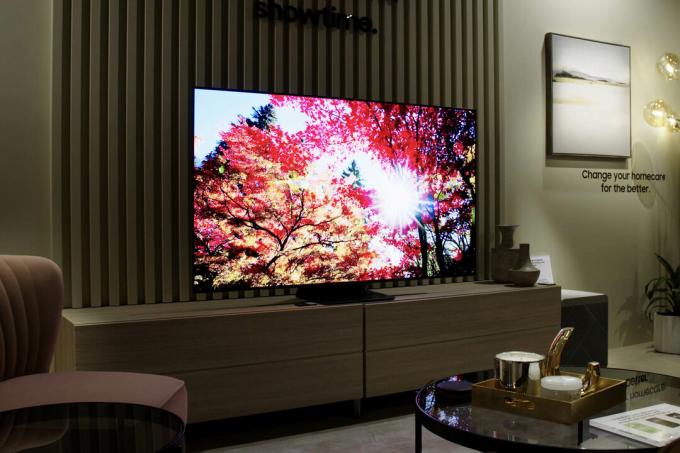 Samsung S95B OLED TV com imagem brilhante na tela.