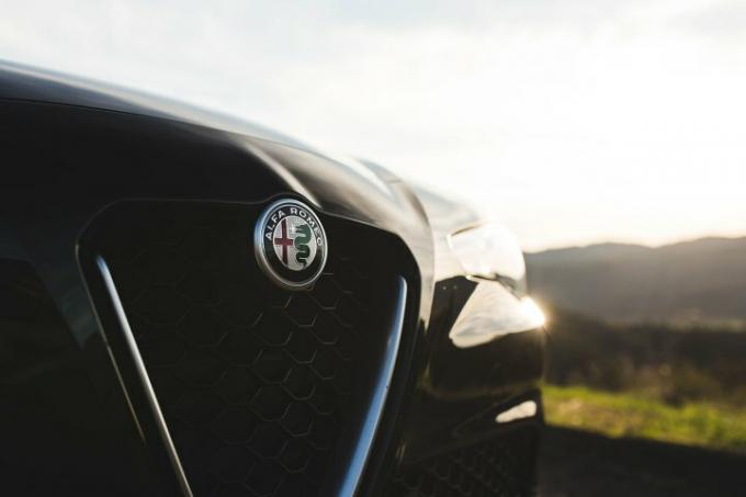 Обзор Alfa Romeo Giulia Ti Lusso Q4 2018 года спереди крупным планом