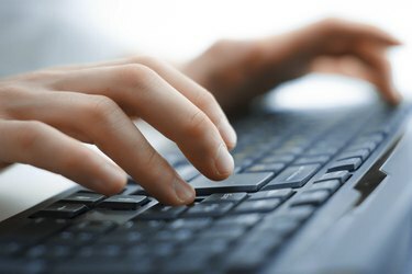 Gros plan de la saisie des mains féminines sur le clavier