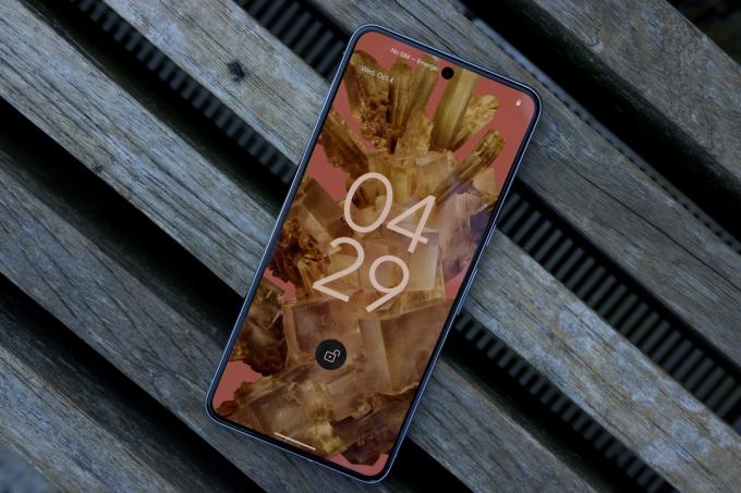 A Google Pixel 8 Pro lezárási képernyője.