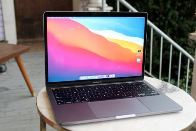 MacBook Pro z zasilaniem M1 na stoliku do kawy.