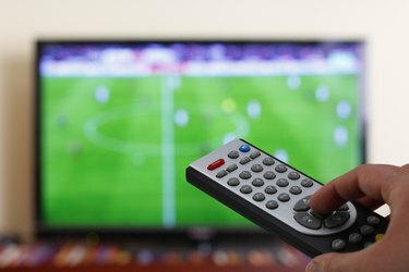 手にテレビのリモコン、ザッピング